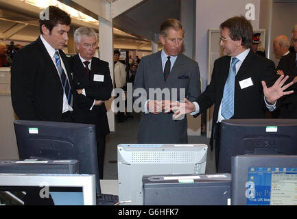 Seine königliche Hoheit, der Prinz von Wales, mit Sir Harry Roche, dem Vorsitzenden der Press Association Limited (2. Links), im Gespräch mit dem Sportredakteur David Balmforth (rechts) und dem Operations Manager, PA Sport Tim Ryder (links) im Operations Center der Press Association in Howden, East Yorkshire. * der Prinz eröffnete das Gebäude formell, bevor er mit regionalen Zeitungsredakteuren zusammentreffen konnte. Stockfoto