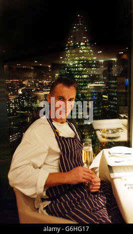 Küchenchef Gary Rhodes genießt ein Glas Champagner bei der Eröffnung seines Restaurants Rhodes Twenty Four im 24. Stock des beeindruckendsten und höchsten Gebäudes der Stadt London, Tower 42, an der Old Broad Street. Rhodos verspricht traditionelle britische Küche in einer hervorragenden Lage mit herrlichem Blick über die Hauptstadt. Stockfoto