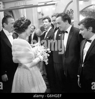 HRH Queen Elizabeth II spricht mit Liverpooler Komiker Ken Dodd, als die Stars gestern Abend (Montag) bei der Royal Variety Performance im Londoner Palladium präsentiert wurden. Links sind Max Bygraves, Spike Milligan und Dudley Moore. Stockfoto