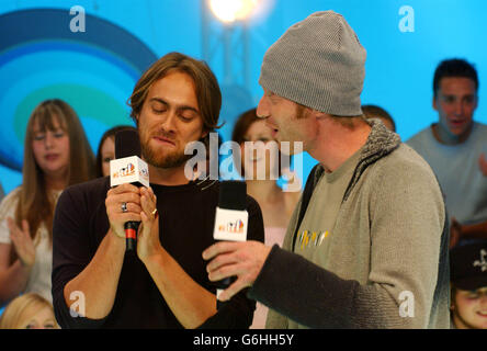 Stuart Townsend (links) und Jason Flemyng bei ihrer Aufnahme in MTV's TRL UK in den MTV Studios in Camden, Nord London. Die Schauspieler bewerben derzeit den neuen Film, den Bund der außergewöhnlichen Herren. Stockfoto