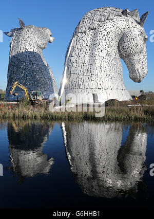 Die Arbeiten an den Kelpies, einer öffentlichen Kunst- und Besucherattraktion des Künstlers Andy Scott, die ein Tor zum Forth- und Clyde-Kanal an der Helix, Falkirk, Schottland, bilden, stehen vor der Fertigstellung. Stockfoto