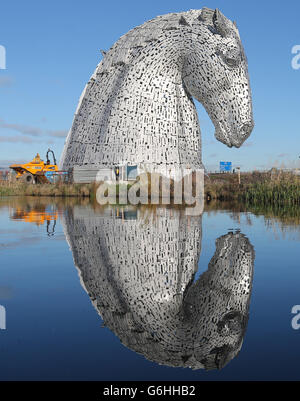 Die Arbeiten an den Kelpies, einer öffentlichen Kunst- und Besucherattraktion des Künstlers Andy Scott, die ein Tor zum Forth- und Clyde-Kanal an der Helix, Falkirk, Schottland, bilden, stehen vor der Fertigstellung. Stockfoto