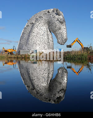 Die Arbeiten an den Kelpies, einer öffentlichen Kunst- und Besucherattraktion des Künstlers Andy Scott, die ein Tor zum Forth- und Clyde-Kanal an der Helix, Falkirk, Schottland, bilden, stehen vor der Fertigstellung. Stockfoto