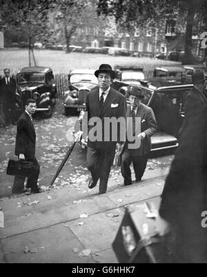 Sir Hartley Shawcross QC, der die De Havilland Aircraft Company vertritt, trifft im Church House in Westminster ein, um die Ermittlungen zu den beiden BOAC Comet-Abstürzen im Mittelmeer zu führen. Stockfoto