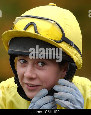 Der flache Jockey Hayley Turner bereitet sich auf das Rennen im Lingfield Park, Surrey, vor. Heute ritt sie Pardon Moi auf den Weihnachtsfeiern auf der Lingfield Racecourse Nursery Handicap. Stockfoto