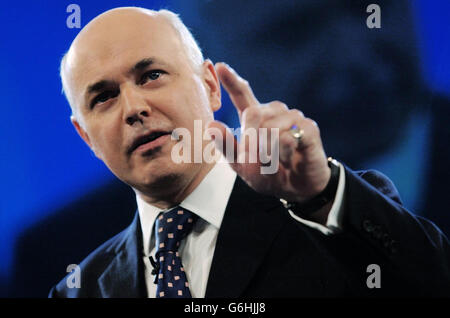 Tory-Führer Iain Duncan Smith hält seine Rede vor der Konferenz der Konservativen Partei in Blackpool. Duncan Smith warnte heute seine Parteikritiker: "Steigen Sie ein oder gehen Sie aus dem Weg." Er sagte, er habe jetzt "die radikalste politische Agenda jeder Partei, die nach der Regierung seit 1979 strebt". Und er warf Premierminister Tony Blair direkt vor, über den Tod des Waffenexperten Dr. David Kelly zu liegen, und sagte, der Wissenschaftler sei von der Regierung "als Spielball in ihrem Kampf mit der BBC" benutzt worden. 28/06/04: Der ehemalige Tory-Führer Iain Duncan Smith, der eine Denkfabrik startete, um die Bemühungen der Basis zu unterstützen Stockfoto