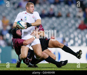 Der englische Ben Cohen wird während des Rugby-WM-Spiels Pool C zwischen England und Georgien im Subiaco Stadium in Perth, Australien, zu Boden gekämpft. Stockfoto