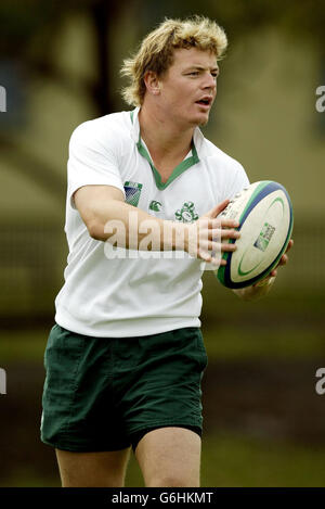 Keine Handynutzung, Internetsites dürfen während des Spiels nur alle fünf Minuten ein Bild verwenden: Brian O'Driscoll während der Trainingseinheit in Irland auf dem Gelände der East Coast Grammar School in der Nähe von Gosford, New South Wales, Australien. Stockfoto