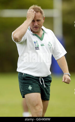 Keine Handy-Nutzung, Internet-Seiten dürfen während des Spiels nur alle fünf Minuten ein Bild verwenden: Trainer Eddie O'Sullivan während der Trainingseinheit in Irland auf dem East Coast Grammar School Grounds in der Nähe von Gosford, New South Wales, Australien. Stockfoto