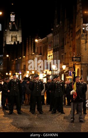 Allgemeine Ansicht als Militärangehörende und Mitglieder der Öffentlichkeit an dem täglichen Akt des Gedenkens teilnehmen, der im Menin Gate Memorial, Ypern, Belgien, abgehalten wird. Stockfoto