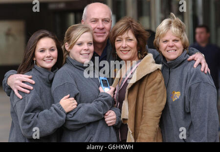 Eltern des ermordeten Schulmädchens Milly Dowler, Bob (Mitte) und Sally (ganz rechts) posieren mit der Schauspielerin Lynda Bellingham und Millys Schwester Gemma (Mitte links) und Hannah MacDonald, Millys bester Freundin (ganz links), in London, wo sie mithalfen, die "National Personal Safety Week" zu starten. Die Dowlers sprachen davon, wie Textnachrichten ihnen erlaubt hatten, Tochter Gemma nach dem Mord an ihrer Schwester Milly einen Grad an Freiheit zu geben. Das Paar sprach vor dem Start einer Initiative, um Eltern zu ermutigen, zu lernen, wie man SMS, genannt Teach Your Mom to Text - eine Kampagne von Gemma erdacht. Stockfoto