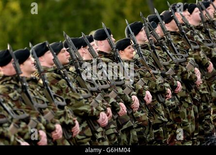 Sergeant Karen Gibbons mit Mitgliedern der 42. Infanteriegruppe während einer Ministerprüfung durch den Minister für Justiz, Gleichheit und Verteidigung, Alan Shatter, T.D., von der 42. Infanteriegruppe in der Kaserne von Cathal Brugha in Dublin, an den Libanon gebunden. Stockfoto