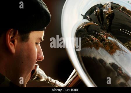 Ein Mitglied der No. 1 Army Band spielt während einer Ministerüberprüfung durch den Minister für Justiz, Gleichheit und Verteidigung, Alan Shatter, T.D, von der im Libanon gebundenen 42. Infanteriegruppe in der Cathal Brugha Kaserne in Dublin. Stockfoto