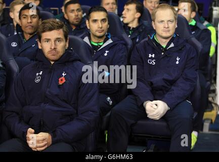 Auf der Bank sitzt Tottenham Hotspur Manager Andre Villas-Boas (links) Vor dem Spiel vor dem Club Physiotherapeut Geoff Scott (Rechts) Stockfoto