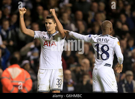 Erik Lamela von Tottenham Hotspur feiert mit Teamkollege Jermain Defoe (rechts) Nach dem Scoring ihr erstes Tor des Spiels Stockfoto