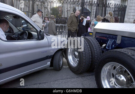 Die Szene eines Unfalls außerhalb der Downing Street im Zentrum von London, an dem Chris Eubanks Lastwagen beteiligt war, nachdem er an einem ein-Mann-Protest gegen die militärische Besetzung des Irak teilgenommen hatte. Der extravagante Showman setzte seinen riesigen Lastwagen vor der Downing Street zurück und Klang eine Minute lang sein Horn. Er fuhr dann fort, bevor er ein zweites Mal zurückkehrte, wurde aber sofort weggebracht, nachdem er in einen Lieferwagen zurückkehrte und wieder sein Horn erklang. Stockfoto