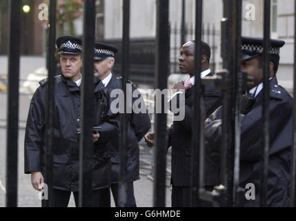 Chris Eubank, der von der Polizei vor der Downing Street im Zentrum Londons weggeführt wurde, nachdem er an einem ein-Mann-Protest gegen die militärische Besetzung des Irak teilgenommen hatte. Der extravagante Showman setzte seinen riesigen Lastwagen vor der Downing Street zurück und klangte für etwa eine Minute sein Horn. Er fuhr dann vor der Rückkehr für ein zweites Mal, aber wurde prompt weggenommen, nachdem er in einen Lieferwagen umkehrte und wieder sein Horn erklang. Stockfoto