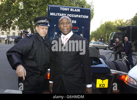 Chris Eubank, der von der Polizei vor der Downing Street im Zentrum Londons weggeführt wurde, nachdem er an einem ein-Mann-Protest gegen die militärische Besetzung des Irak teilgenommen hatte. Der extravagante Showman setzte seinen riesigen Lastwagen vor der Downing Street zurück und klangte für etwa eine Minute sein Horn. Er fuhr dann vor der Rückkehr für ein zweites Mal, aber wurde prompt weggenommen, nachdem er in einen Lieferwagen umkehrte und wieder sein Horn erklang. Stockfoto