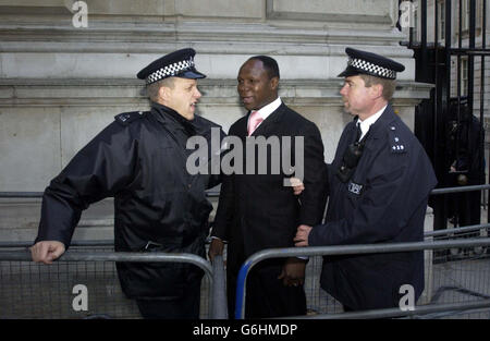 Chris Eubank, der von der Polizei vor der Downing Street im Zentrum Londons weggeführt wurde, nachdem er an einem ein-Mann-Protest gegen die militärische Besetzung des Irak teilgenommen hatte. Der extravagante Showman setzte seinen riesigen Lastwagen vor der Downing Street zurück und klangte für etwa eine Minute sein Horn. Er fuhr dann vor der Rückkehr für ein zweites Mal, aber wurde prompt weggenommen, nachdem er in einen Lieferwagen umkehrte und wieder sein Horn erklang. Stockfoto