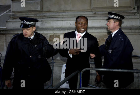 Chris Eubank, der von der Polizei vor der Downing Street im Zentrum Londons weggeführt wurde, nachdem er an einem ein-Mann-Protest gegen die militärische Besetzung des Irak teilgenommen hatte. Der extravagante Showman setzte seinen riesigen Lastwagen vor der Downing Street zurück und klangte für etwa eine Minute sein Horn. Er fuhr dann vor der Rückkehr für ein zweites Mal, aber wurde prompt weggenommen, nachdem er in einen Lieferwagen umkehrte und wieder sein Horn erklang. Stockfoto