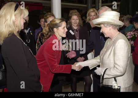 Die britische Königin Elizabeth II. Trifft Ballerina Darcy Bussell bei der Ausstellung Women in war im Imperial war Museum, London. * die Königin wurde mit einer Gruppe von Kriegsfreunden bei der Veranstaltung wiedervereint, als sie ihre Erinnerungen an den Beitritt zu den Diensten während des Zweiten Weltkriegs wiederaufleben ließ. No230873 Second Subaltern Elizabeth Alexandra Mary Windsor, wie sie 1945 bekannt war, traf sechs ehemalige Mitglieder des Auxiliary Territorial Service. Die Frauen trainierten zusammen mit der Teenagerin Princess bei einem dreiwöchigen Fahr- und Mechanikkurs in Camberley, Surrey. Stockfoto