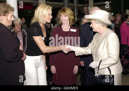 Die britische Königin Elizabeth II. Trifft das Model Nell McAndrew bei der Women in war Ausstellung im Imperial war Museum, London. * die Königin wurde bei der Veranstaltung mit einer Gruppe von Kriegsfreunden wiedervereint, als sie ihre Erinnerungen an den Beitritt zu den Diensten während des Zweiten Weltkriegs wiederaufleben ließ. No230873 Second Subaltern Elizabeth Alexandra Mary Windsor, wie sie 1945 bekannt war, traf sechs ehemalige Mitglieder des Hilfsterritorialen Dienstes. Die Frauen trainierten zusammen mit der Teenagerin Princess auf einem dreiwöchigen Kurs zum Fahren und Mechaniker in Camberley, Surrey. Stockfoto