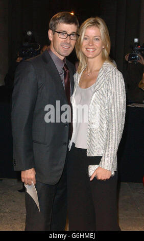 Lady Helen Taylor und ihr Mann Tim kommen zu einer Cocktailparty zur Vorstellung der Ausstellung Giorgio Armani: A Retrospective in der Royal Academy of Arts im Zentrum von London. Stockfoto