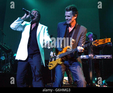 Sänger Simon Le Bon (links) und John Taylor aus Duran Duran spielen live auf der Bühne für ihr erstes Konzert in Großbritannien seit 18 Jahren im Forum in London. Stockfoto