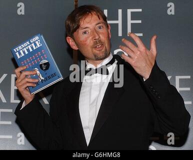 Peter Finlay nach dem Gewinn des man Booker Prize im British Museum. Der erste Romancier DBC Pierre gewann heute Abend den prestigeträchtigen man Booker Prize für seine schwarze Komödie Vernon God Little. Pierre, ein reformierter Drogenabhängiger, dessen richtiger Name Peter Finlay ist, wurde in seinem Roman über ein Massaker an den Highschool in Texas dafür gelobt, dass er das bleibende Interesse der Welt am modernen Amerika geweckt hat. 21/09/2004 die endgültigen Anwärter für den 50,000 man Booker Prize wird Dienstag, 21. September 2004 in einem Wettbewerb, in dem literarische Schwergewichte ignoriert worden sind und ein heißer Favorit entstanden ist, angekündigt. David Stockfoto