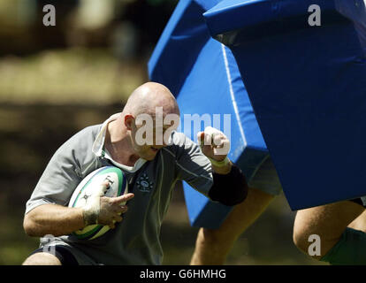 Keith Wood während der irischen Trainingseinheit auf dem East Coast Grammar School Grounds in der Nähe von Gosford, New South Wales, Australien. KEINE NUTZUNG DES MOBILTELEFONS. WEBSITES DÜRFEN WÄHREND DES SPIELS NUR ALLE FÜNF MINUTEN EIN BILD VERWENDEN. Stockfoto