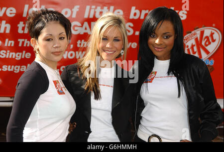 Popband The Sugababes, von links nach rechts; Mutya Buena, Heidi Range und Keisha Buchanan beim Start eines 30 Meter hohen Posters, als Teil einer neuen Kampagne für neue Kit Kat Cubes in Covent Garden, London. Stockfoto