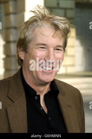 Richard Gere während der Eröffnung von Giorgio Armani: A Retrospective an der Royal Academy of Arts im Zentrum von London. Die große Ausstellung wird die Karriere des international renommierten Modedesigners erforschen. Stockfoto