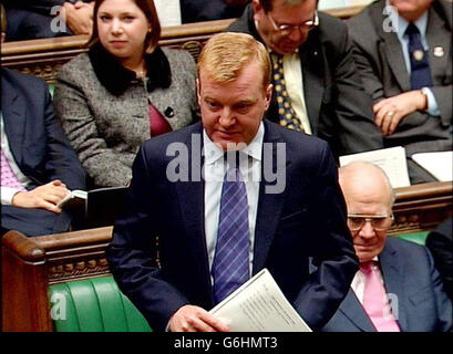 Videoaufnahme des Führers der Liberaldemokraten, Charles Kennedy, mit der jüngsten Parlamentsabgeordneten im Repräsentantenhaus - Sarah Teather, 29 - hinter ihm, die während der Fragestunde der Premierminister im Londoner Unterhaus sprach. Stockfoto