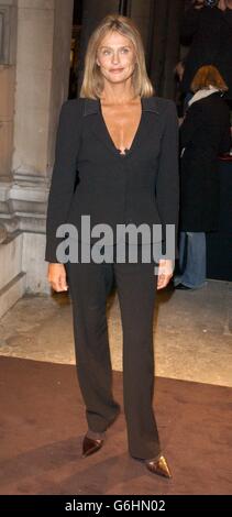 Lauren Hutton kommt zu einer Cocktailparty zur Eröffnung der Ausstellung Giorgio Armani: A Retrospective in der Royal Academy of Arts im Zentrum von London. Stockfoto