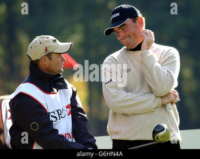 Der Däne Thomas Bjorn teilt einen Witz mit seinem Caddie auf dem 12. Abschlag während der HSBC World Matchplay Championship Pro-am im Wentworth Golf Club, Virginia Water. Stockfoto