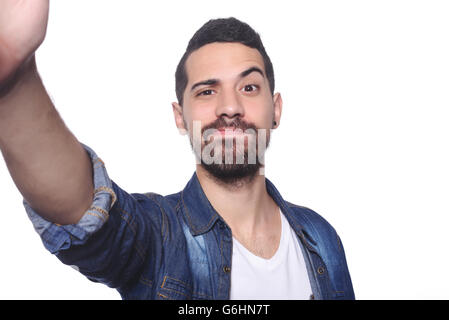 Porträt des jungen Latin Mann unter Selfie. Isolierten weißen Hintergrund. Stockfoto