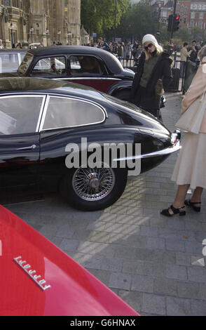 Oldtimer stehen im Old Palace Yard vor dem Houses of Parliament im Zentrum von London. Oldtimer-Besitzer versammelten sich als Teil von "Desination Westminster", als eine Reihe von klassischen Motoren ihren Weg durch London zum Parlament machten. * einige Eigentümer forderten die Regierung auf, die 25-jährige Steuerbefreiung für rollende Straßen, die Labour 1997 verschrottete, zurückzubringen. Stockfoto