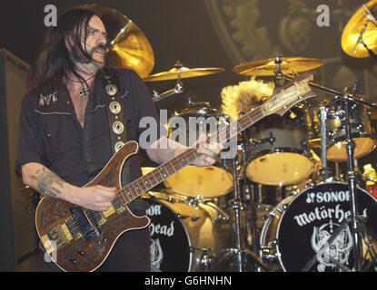 Lemmy tritt mit seiner Band Motorhead auf der Bühne des Carling Hammersmith Apollo im Westen Londons auf. *16/02/04: Die Heavy Metal Band Motorhead wird einen Gig im Royal Opera House spielen. Frontmann Lemmy und seine Band rocken mit Hits wie Ace of Spades die raffinierte Location Covent Garden. Der einmalige Gig an diesem Sonntag in der Vilar Floral Hall ist Teil der One Amazing Week, einer Reihe von Veranstaltungen, die Londons kulturelles Leben zeigen. Stockfoto