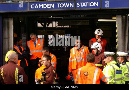 Notdienste vor der U-Bahnstation Camden Town im Norden Londons nach einer Entgleisung, bei der sechs Passagiere ins Krankenhaus eingeliefert wurden. Bei der zweiten Entgleisung der U-Bahn in 48 Stunden verließen drei Waggons eines Zuges der Northern Line mit etwa 200 Fahrgästen die Gleise 30 Meter im Tunnel am Bahnhof Camden Town, Laut der Londoner Feuerwehr war die Station auf dem Weg zu den Geschäften und Märkten von Camden mit Einkäufern und Touristen beschäftigt, als der Vorfall um etwa 10:10 Uhr morgens passierte. Stockfoto