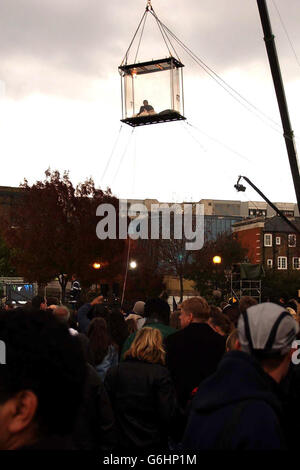 Der amerikanische Illusionist David Blaine sitzt in seiner Plexiglas-Box, während sich Hunderte von Fans versammeln, am South Bank in der Nähe der Tower Bridge in London. Blaine wird sein selbstauferlegtes Plastikgefängnis später an diesem Abend verlassen, nachdem er 44 Tage lang von einem Kran aufgehängt wurde und nur noch Wasser hat, um ihn während dieser Zeit zu unterstützen. Stockfoto