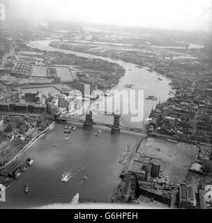 Ein Blick auf die Themse, zeigt die Tower Bridge und den Pool von London. Stockfoto