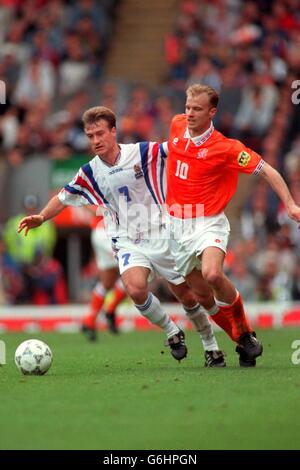 EURO 96 - FUSSBALL - Frankreich / Niederlande (Holland). Didier Deschamps (F) – Dennis Bergkamp (N) Stockfoto