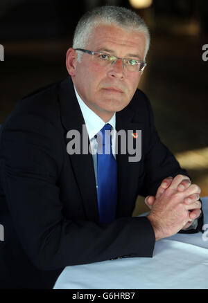 William Buchanan, der Sohn des Superintendants Bob Buchanan - einer der ranghöchsten RUC-Offiziere, die in den Unruhen getötet wurden, im Gespräch mit der Pressevereinigung in Belfast. Stockfoto