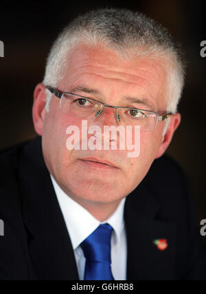 William Buchanan, der Sohn des Superintendants Bob Buchanan - einer der ranghöchsten RUC-Offiziere, die in den Unruhen getötet wurden, im Gespräch mit der Pressevereinigung in Belfast. Stockfoto