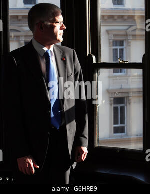 Sohn lehnt lax Sicherheitsansprüche Stockfoto