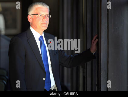 Sohn lehnt lax Sicherheitsansprüche Stockfoto