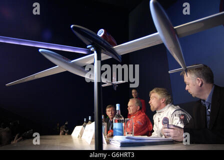 Steve Fossett (sitzend, 3. Rechts) und Sir Richard Branson (2. Rechts) sitzen im Science Museum in London mit einem Modell (im Vordergrund) des Virgin Atlantic GlobalFlyer, von dem sie hoffen, dass es das erste Flugzeug werden wird, das allein auf der ganzen Welt pilotiert wird. Das Flugzeug mit einer Geschwindigkeit von 80 km/h, das in einer Höhe von über 50.000 Fuß eine Weltumrundung erreichen könnte, wird entweder vom Rekordhalter Steve Fossett, der Sir Richards Partner bei seinem letzten globalen Ballonversuch war, oder von Sir Richard, der Reservepilot sein wird, pilotiert. Stockfoto