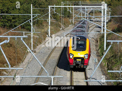 Zug fährt entlang der West Coast Mainline Stockfoto