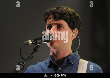 Ezra Koenig of Vampire Weekend auf der Bühne in der National Indoor Arena, Birmingham. Stockfoto