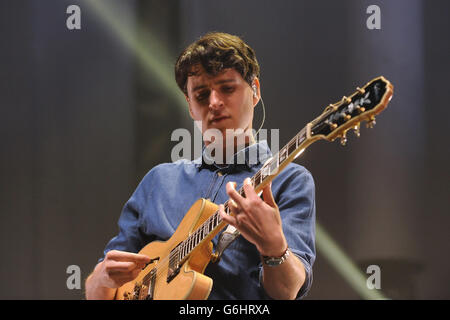 Ezra Koenig of Vampire Weekend auf der Bühne in der National Indoor Arena, Birmingham. Stockfoto